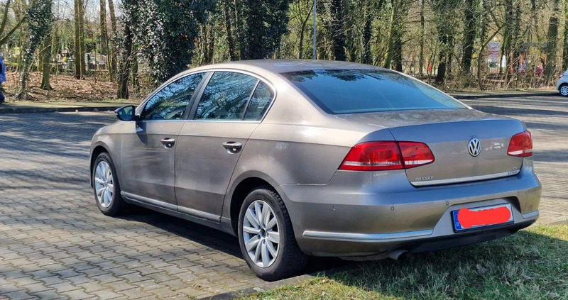 Volkswagen Passat cena 28000 przebieg: 200000, rok produkcji 2011 z Szczawnica małe 92